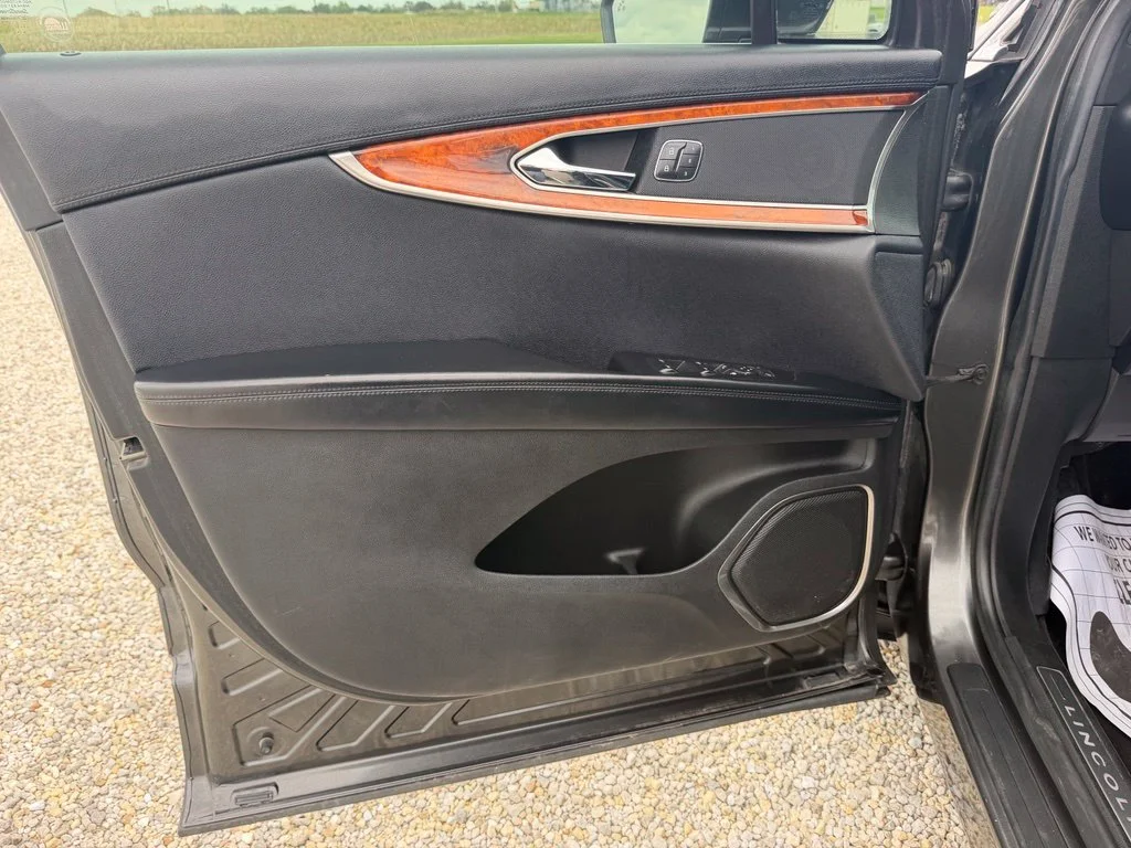 Used 2017 Gray Lincoln Select image 9