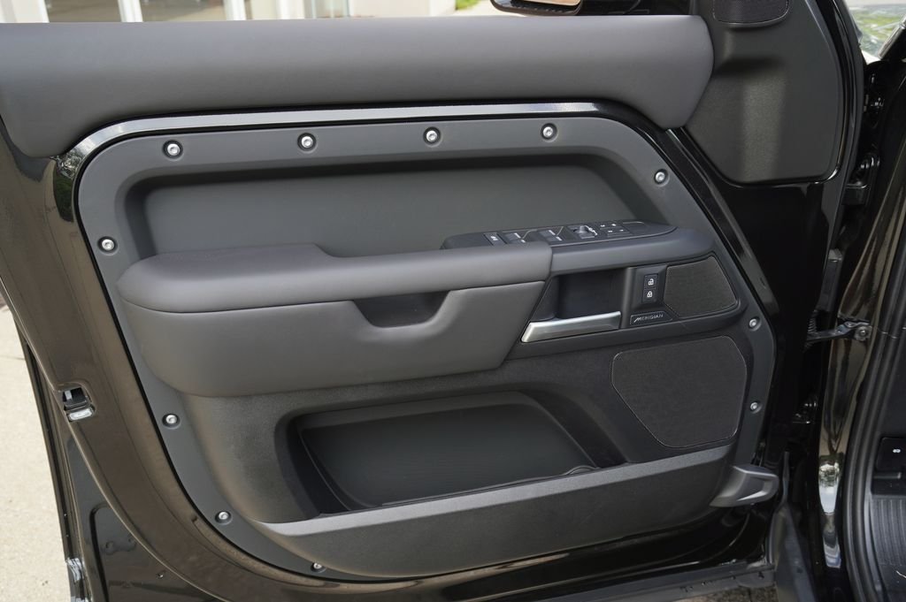 New 2026 Santorini Black Land Rover S image 10