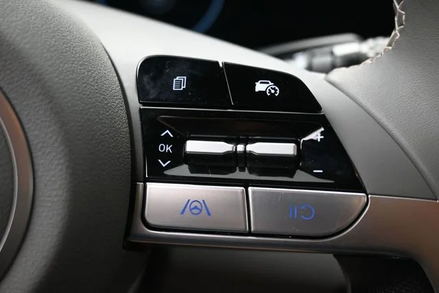 Used 2025 Black Hyundai SEL Sport image 18