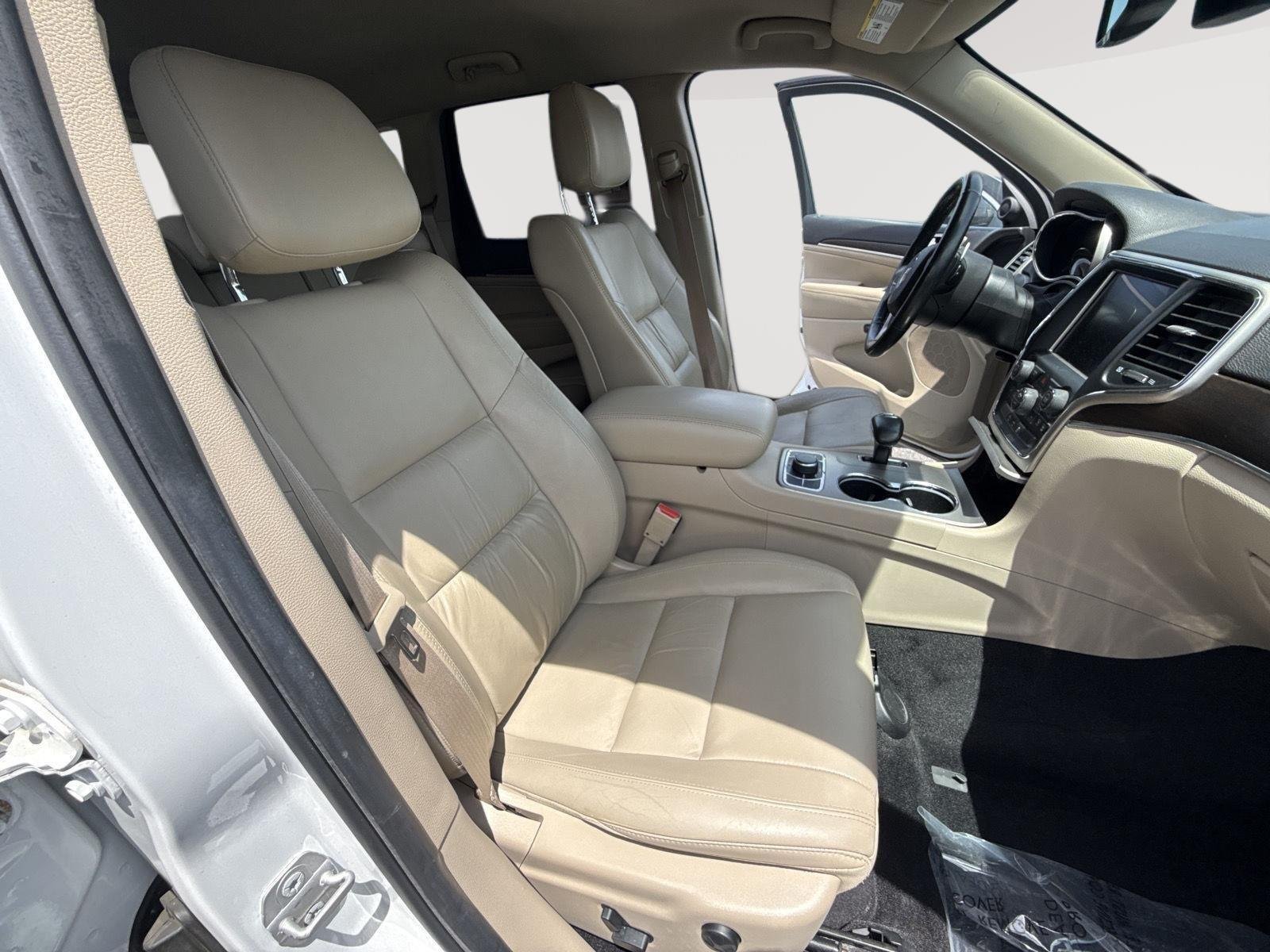 Used 2014 Bright White Clearcoat Jeep Limited image 24