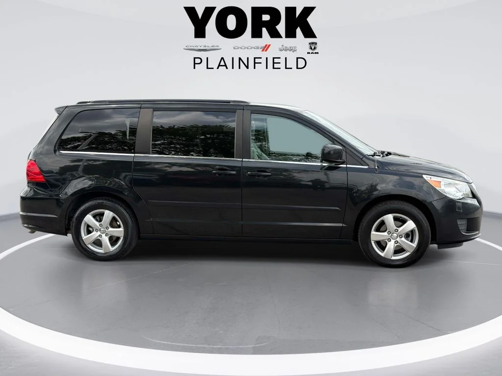 Used 2011 Black Volkswagen SE image 4