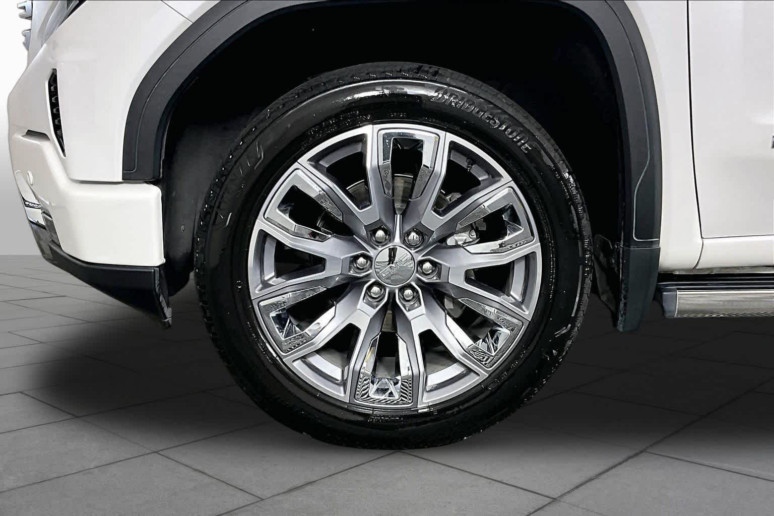 Used 2023 White Frost Tricoat GMC Denali image 11