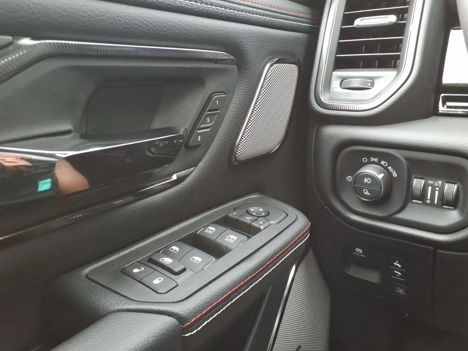 New 2026 Molten Red Pearl-Coat Exterior Paint RAM Laramie image 10