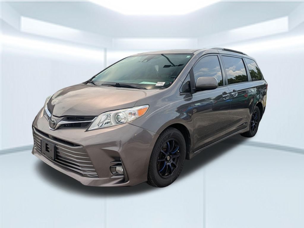 2018 Toyota Sienna XLE V6 8-Passenger's photo