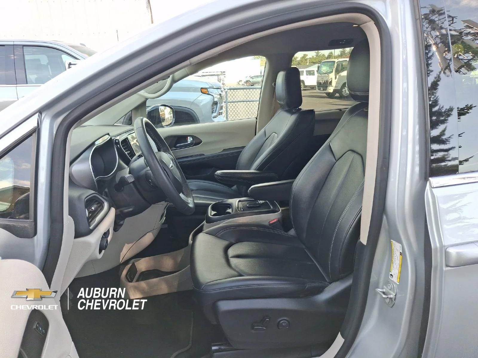 Used 2024 Silver Chrysler Touring L image 17