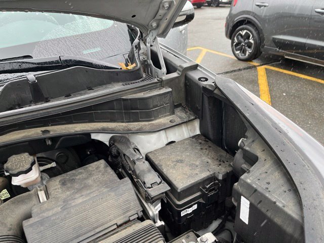 Used 2022 Sparkling Silver Kia LX image 23