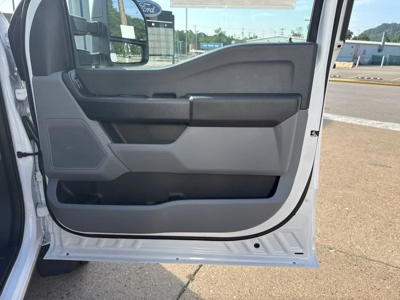 2025 Ford F-550 Super Duty Chassis Cab XL - Photo 10