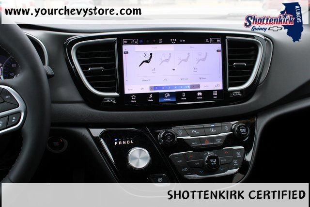 Used 2025 White Chrysler Select image 26