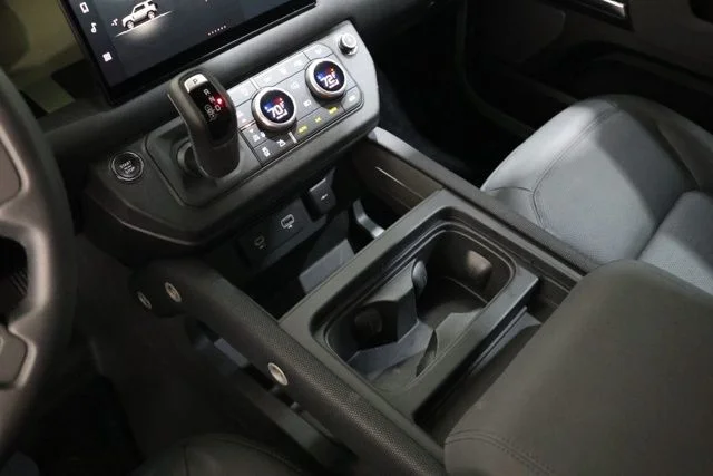 Used 2023 Grasmere Green Land Rover 75th Edition image 27