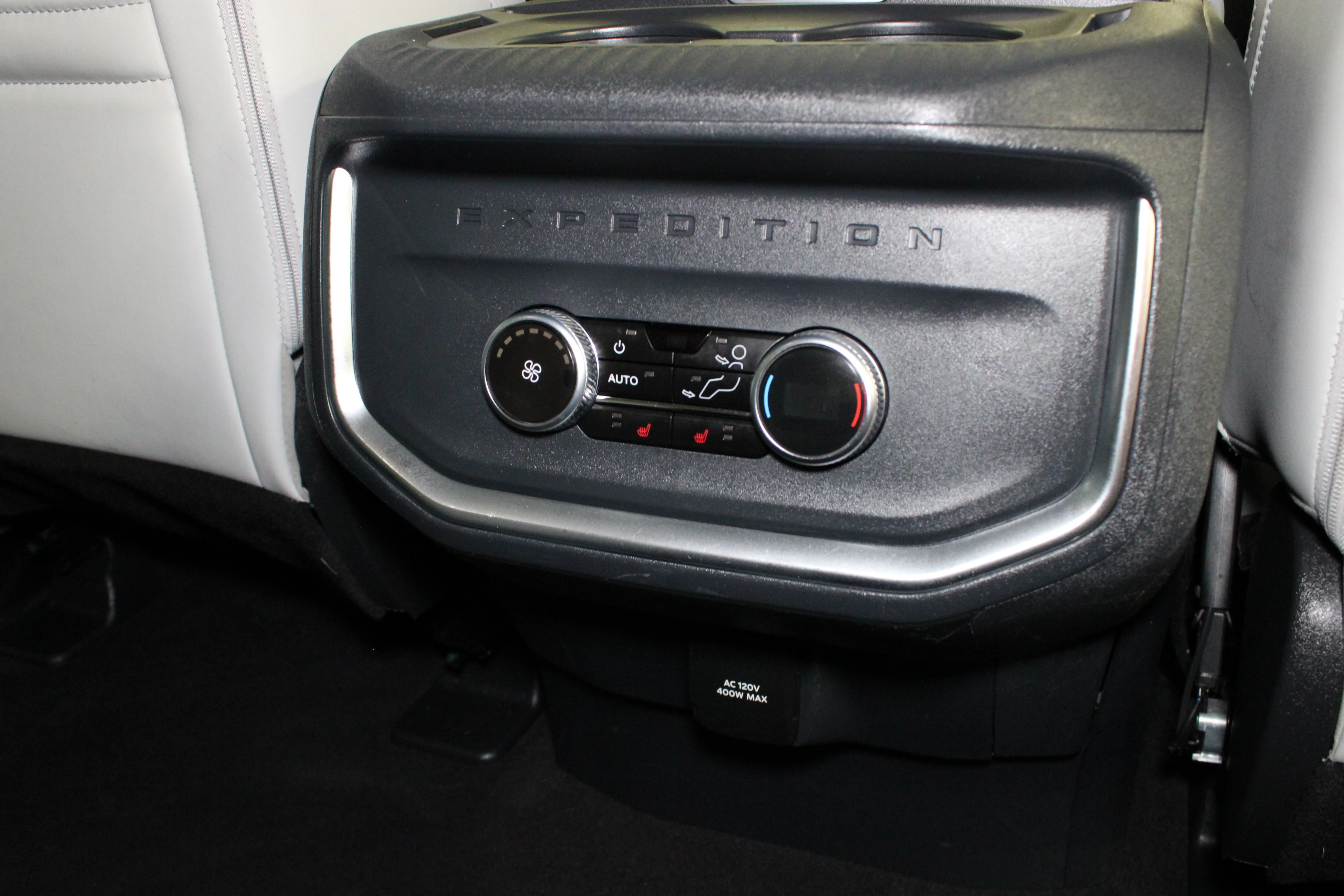 Used 2025 Black Metallic Ford Platinum image 21