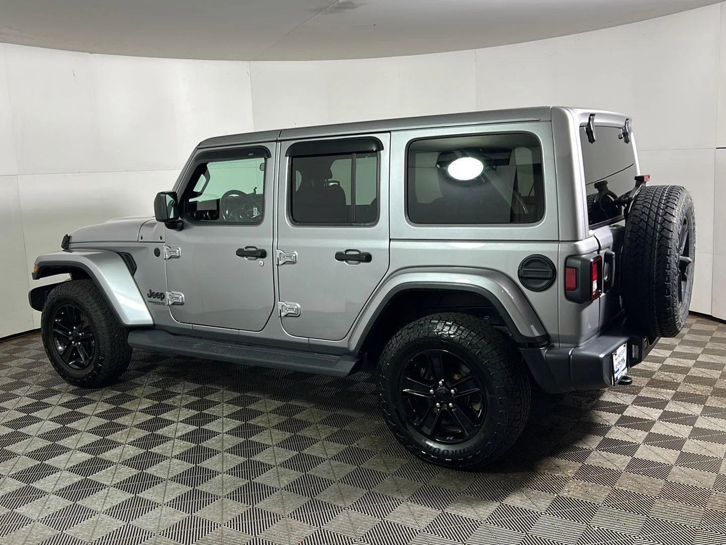 Used 2021 Billet Silver Metallic Clearcoat Jeep Unlimited Sahara Altitude image 10