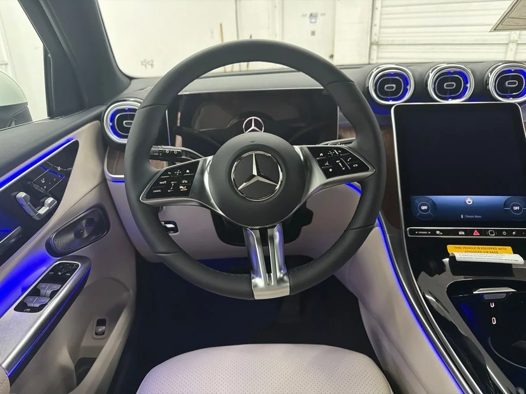 New 2027 White Mercedes-Benz GLC 300 image 20