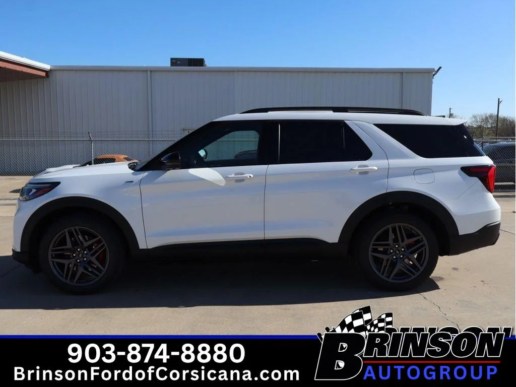 New 2026 Star White Metallic Tri-Coat Ford ST-Line image 3
