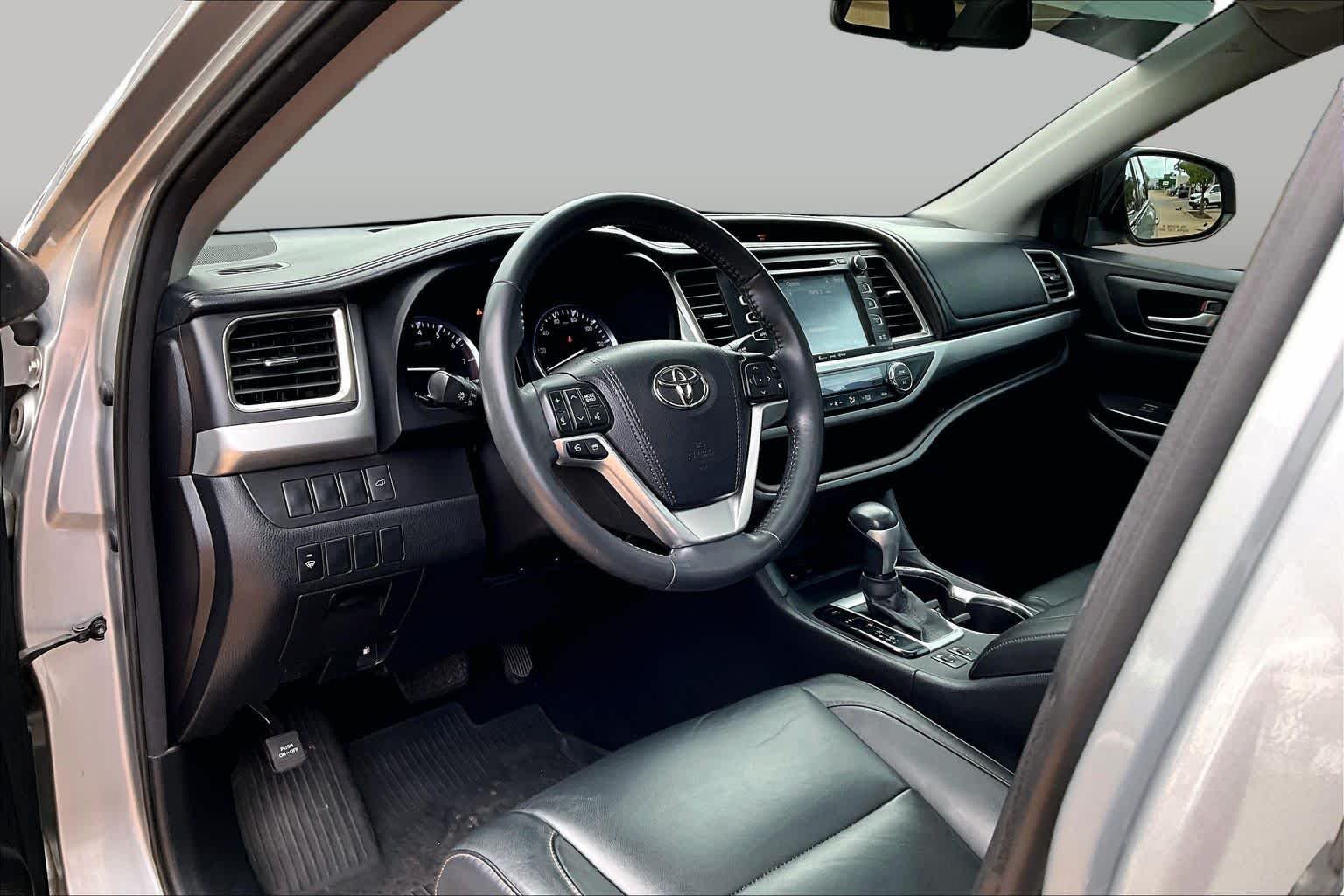 Used 2016 Silver Sky Metallic Toyota XLE image 17