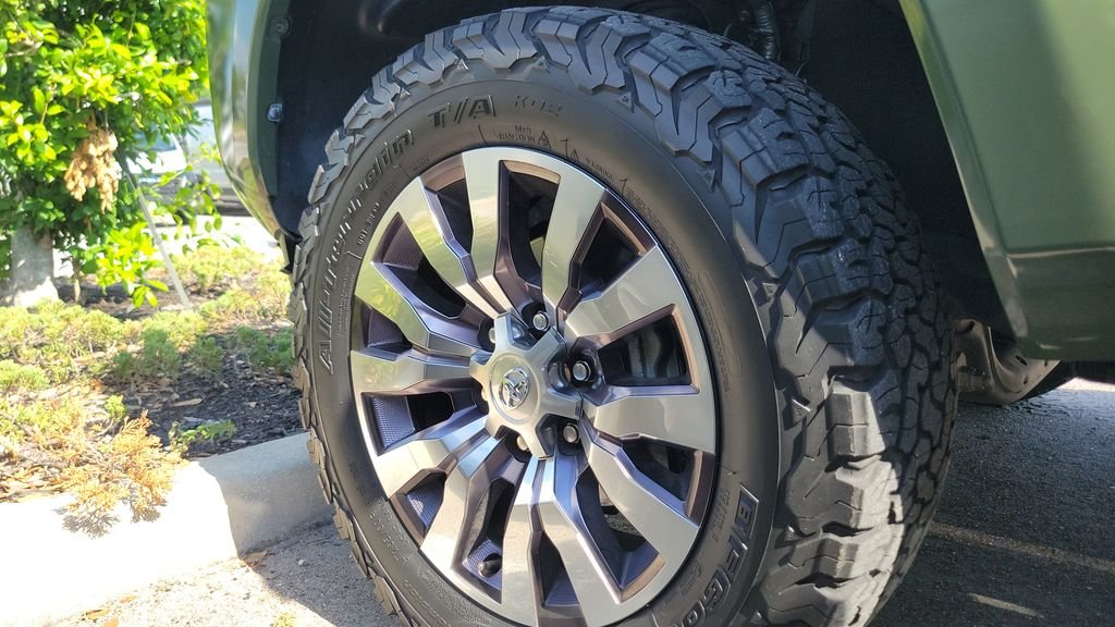Certified Used 2022 Green Toyota Limited image 15