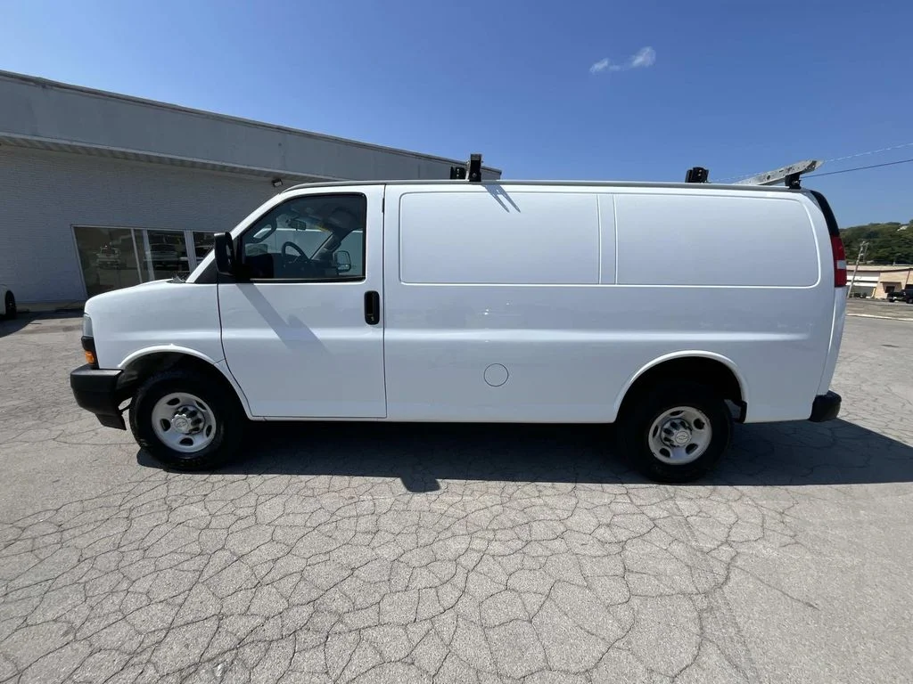 Used 2022 SUMMIT WHITE Chevrolet RWD 3500 Regular Wheelbase WT image 5