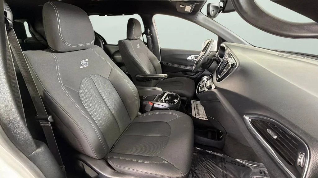 Used 2019 White Chrysler Touring Plus image 37