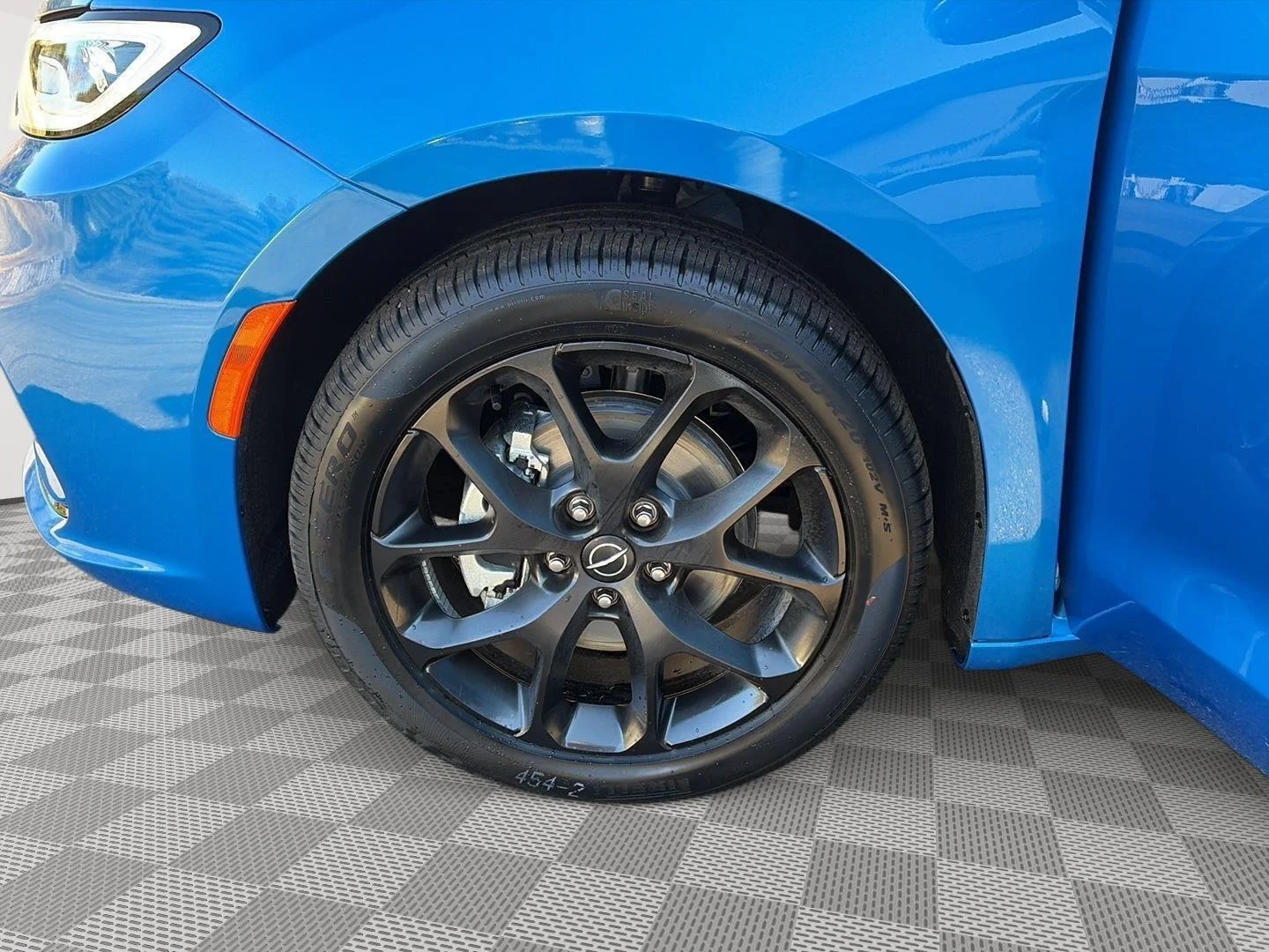 New 2026 Hydro Blue Pearl-Coat Exterior Paint Chrysler Select image 36