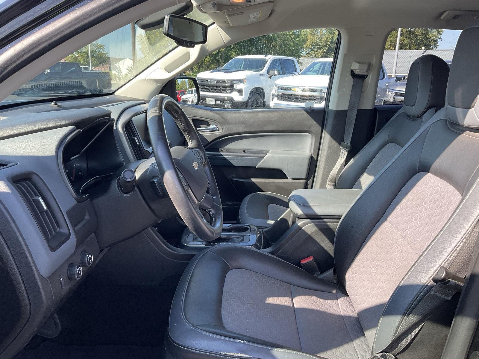 Used 2017 BLACK CHEVROLET TRUCK image 9