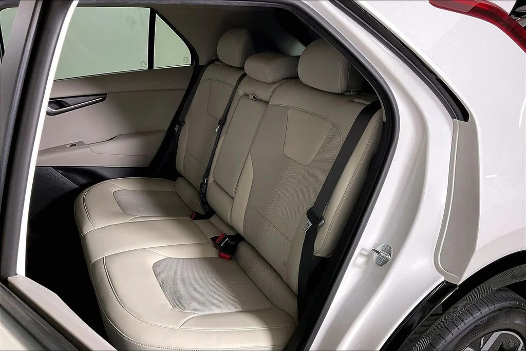 Used 2023 White Kia Wind image 25