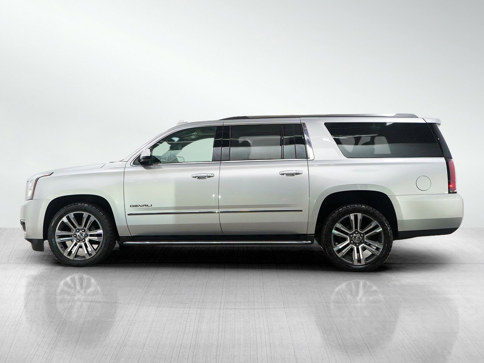 Used 2018 GMC Yukon XL Denali with VIN 1GKS2HKJ2JR171521 for sale in Roseville, Minnesota