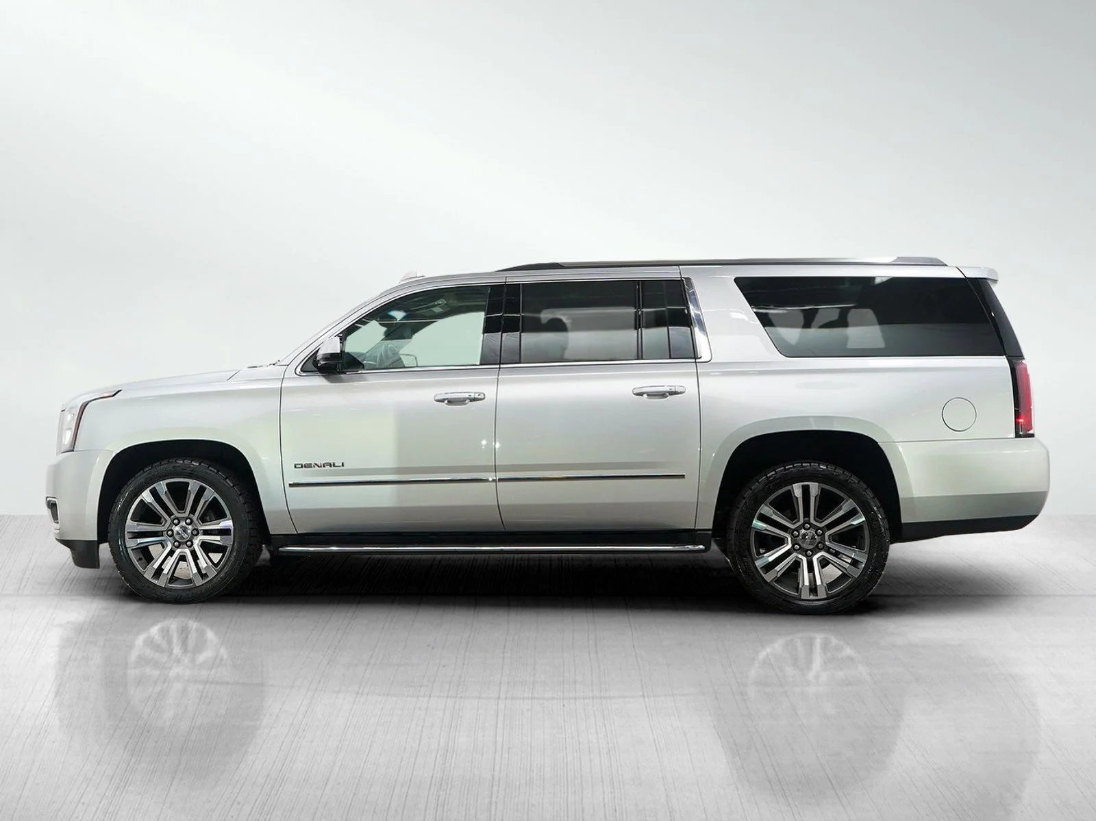 Used 2018 GMC Yukon XL Denali with VIN 1GKS2HKJ2JR171521 for sale in Roseville, Minnesota