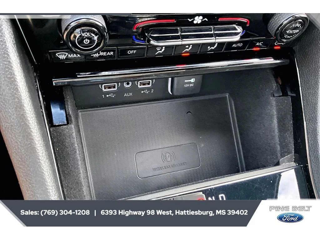 Used 2022 Diamond Black Crystal Pearlcoat Jeep Altitude image 24
