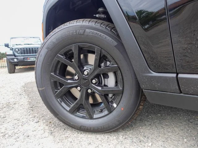 New 2026 Diamond Black Crystal Pearl-Coat Exterior Paint Jeep Altitude image 10