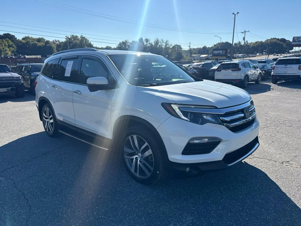 Used 2017  Honda Touring image 7