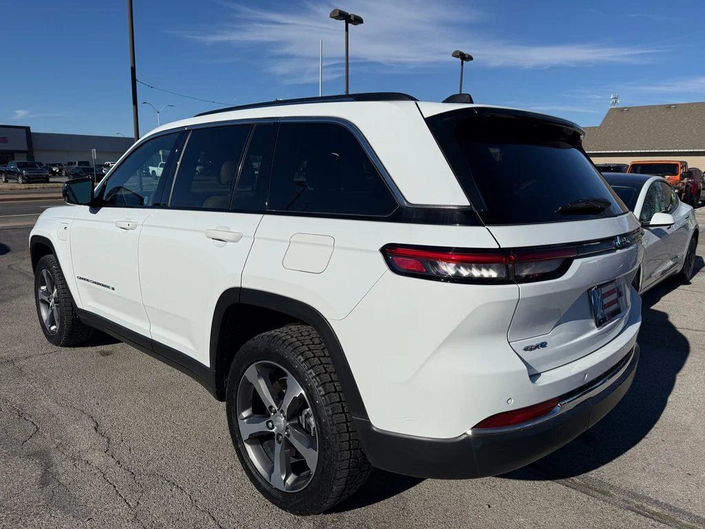 Used 2022 White Jeep 4xe image 18