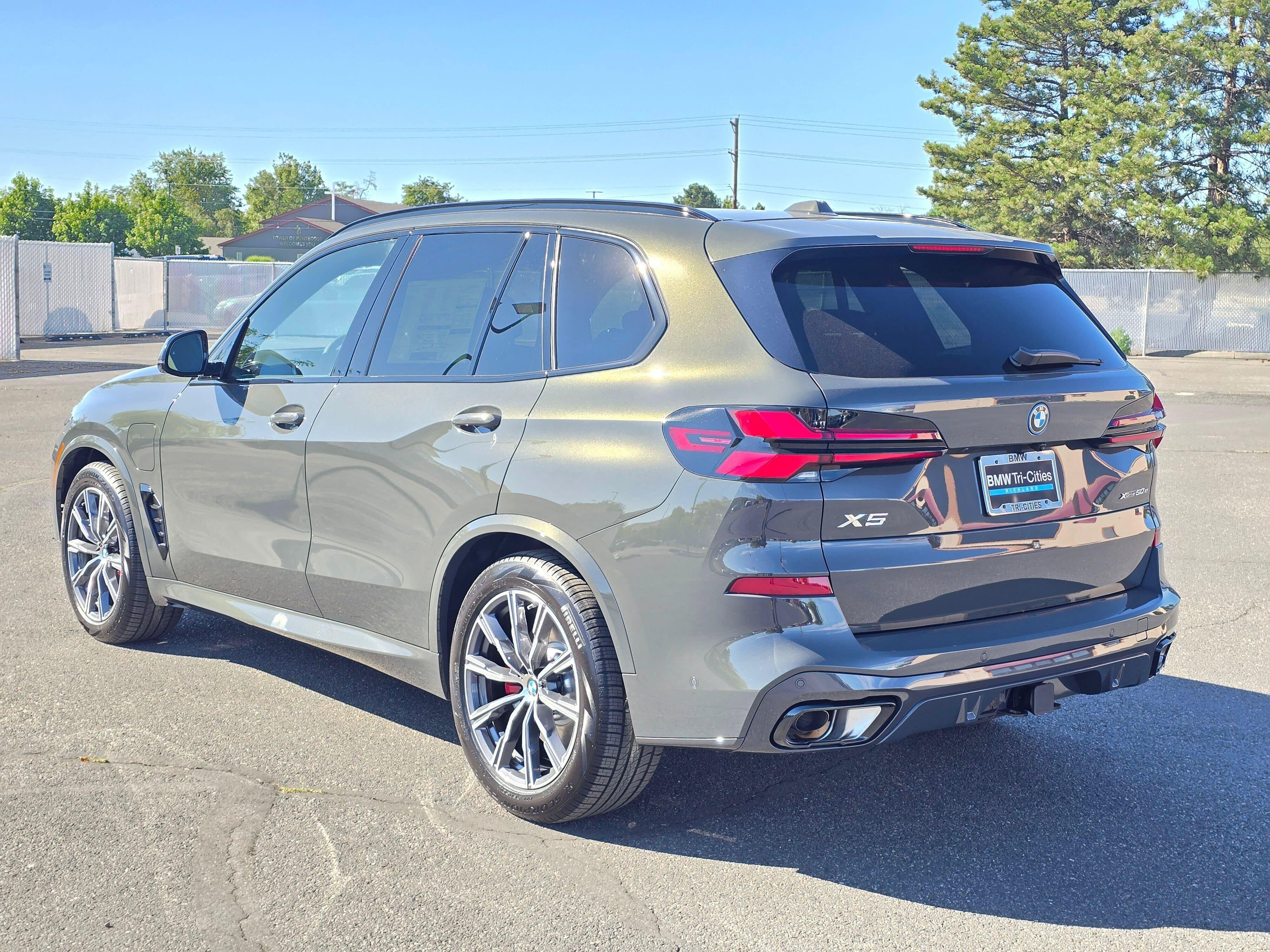 New 2026 Dravit Grey Metallic BMW xDrive50e image 4
