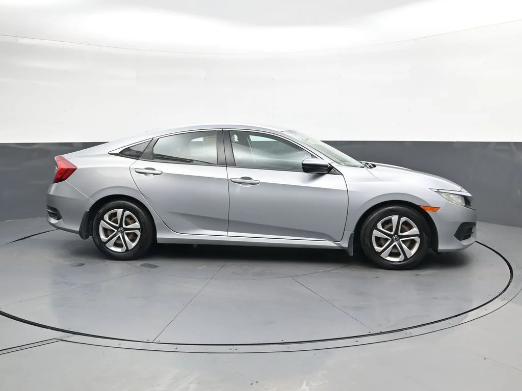 Used 2018  Honda LX image 4