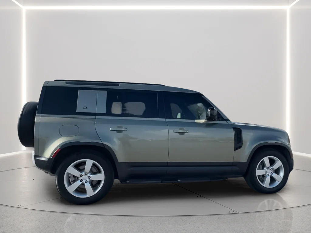 Used 2021 Green Land Rover SE image 9