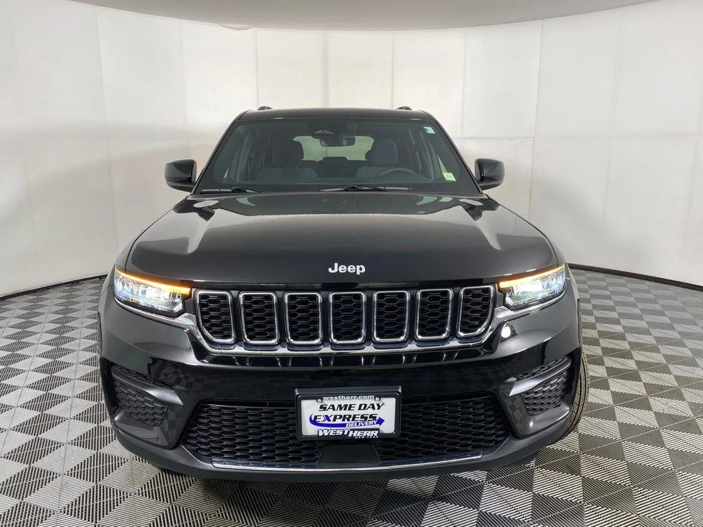 Used 2025 Diamond Black Crystal Pearlcoa Jeep Laredo X image 2