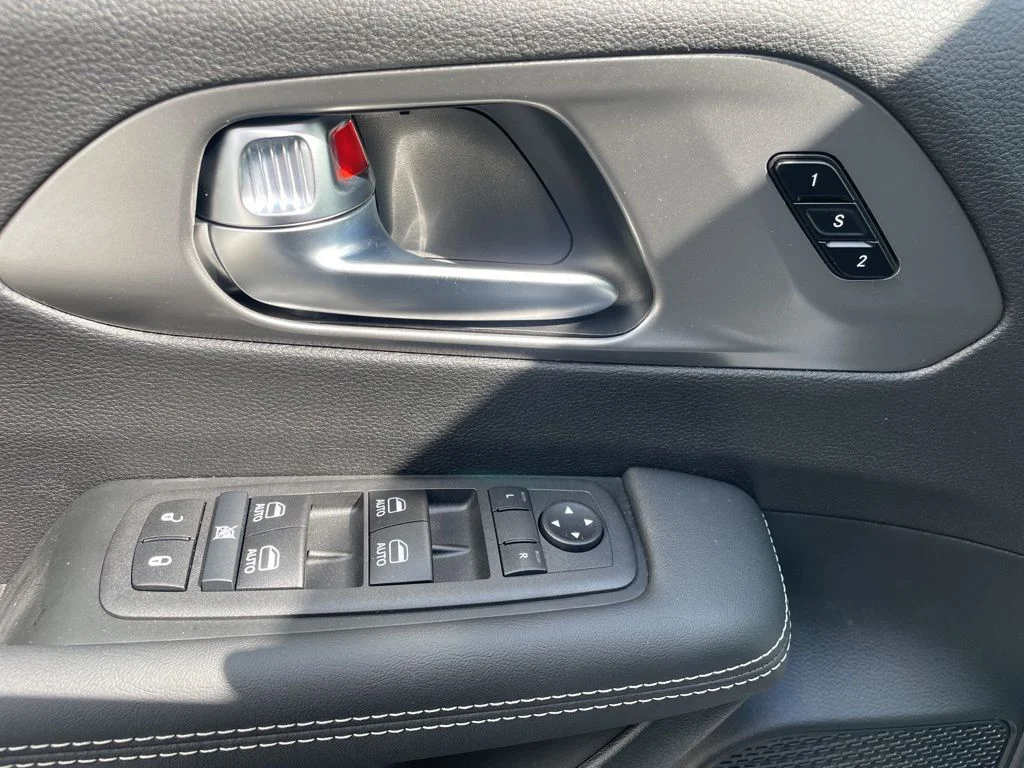 2026 Chrysler Pacifica Select - Photo 18