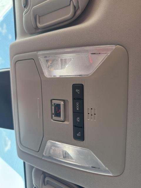 2025 Toyota RAV4 XLE - Photo 39