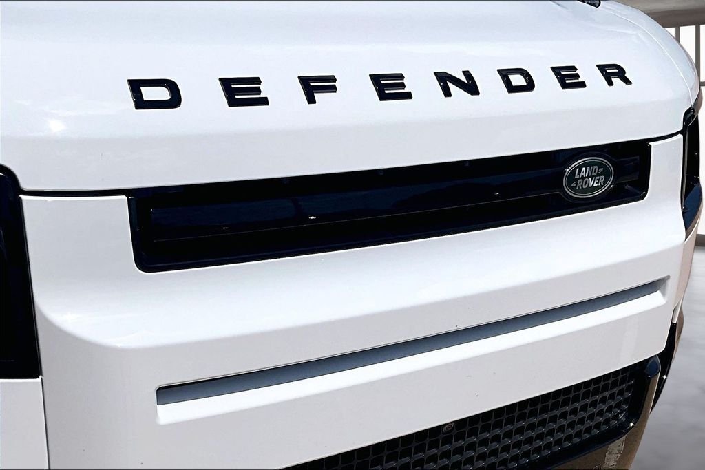 Used 2025 Fuji White Land Rover X-Dynamic SE image 29