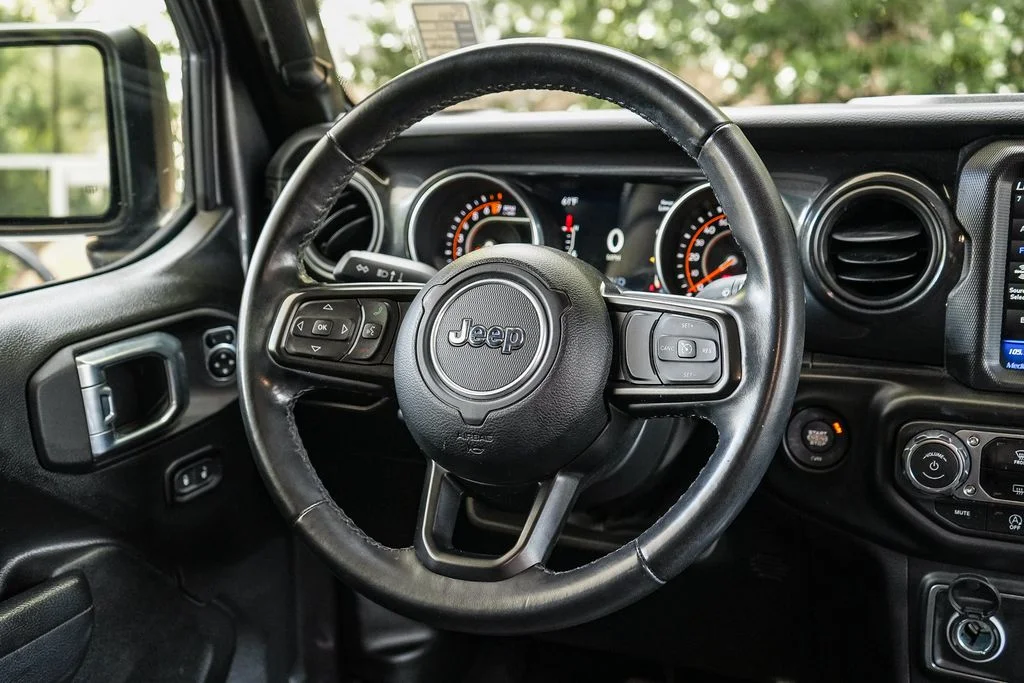 Used 2022 Gray Jeep Altitude image 14