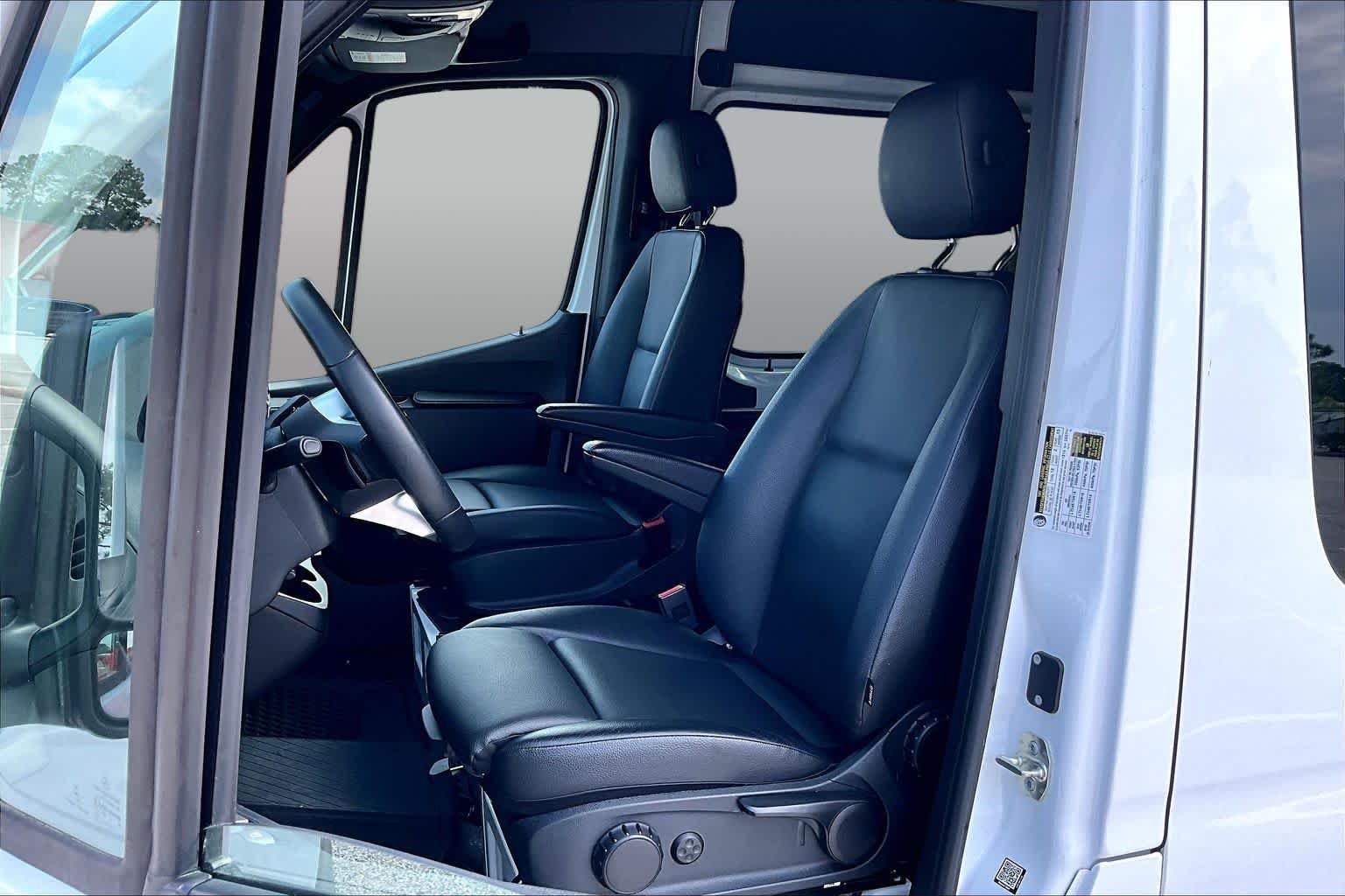 Used 2025 Arctic White Mercedes-Benz  image 8