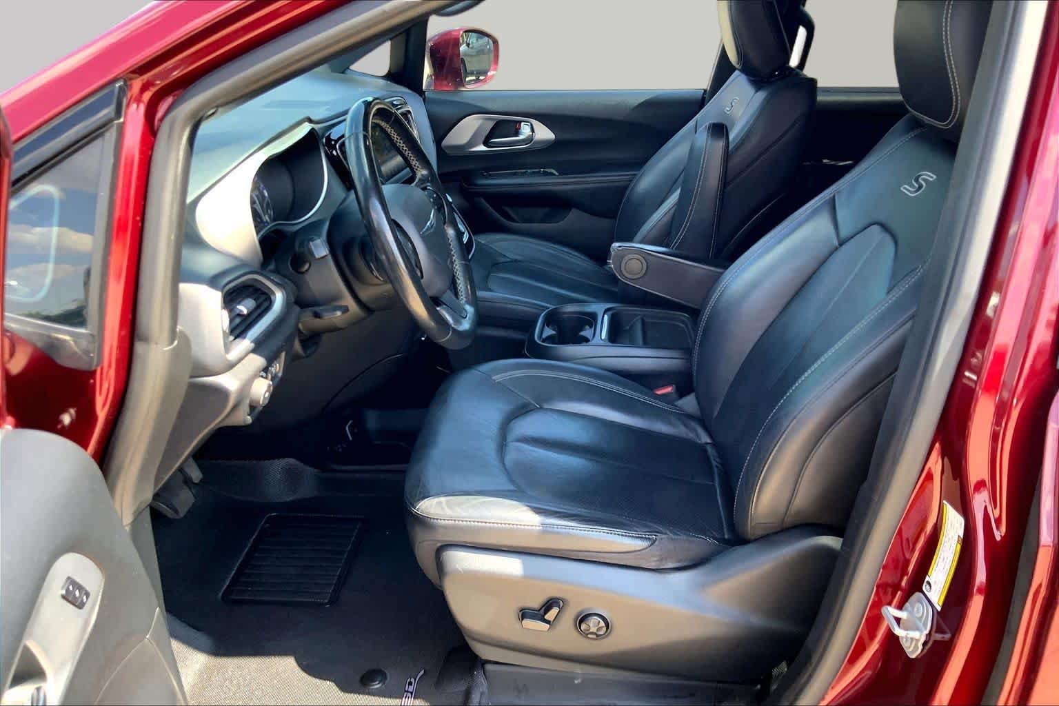 Used 2020 Velvet Red Pearlcoat Chrysler Touring L image 8
