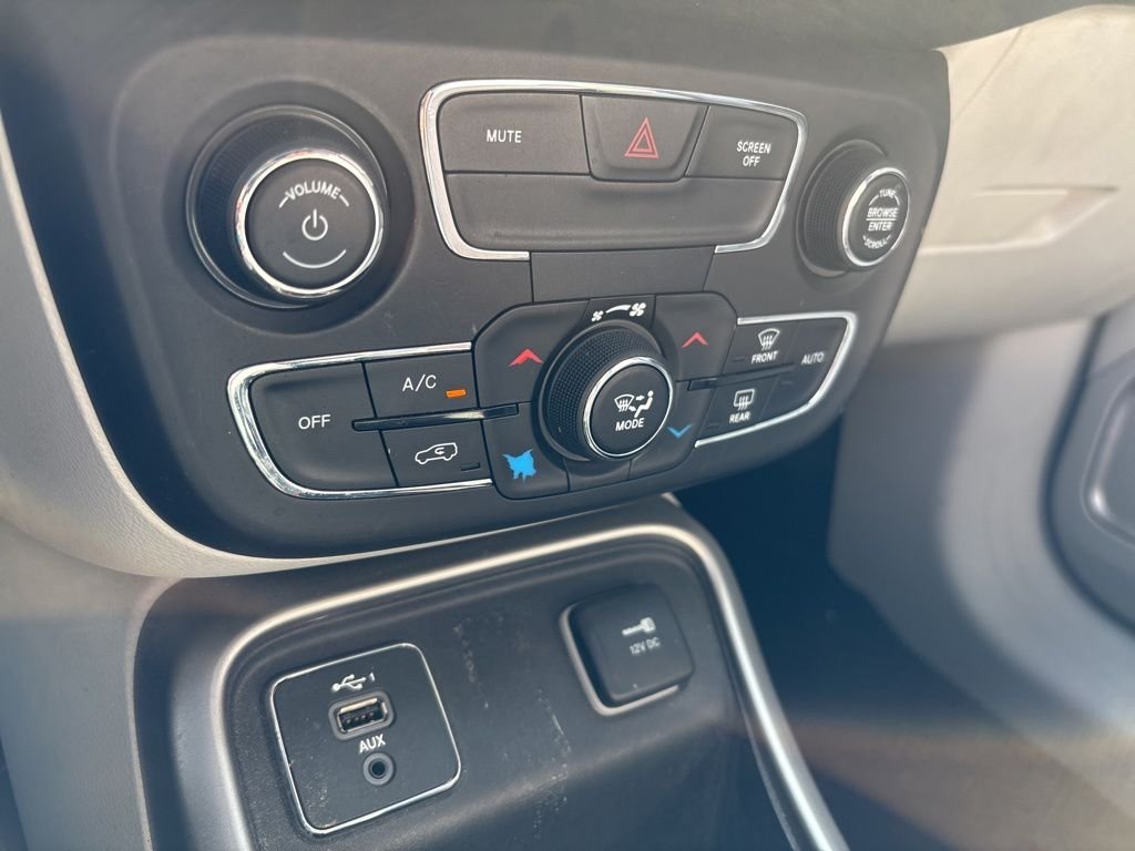 Used 2019 Black Jeep Latitude image 16