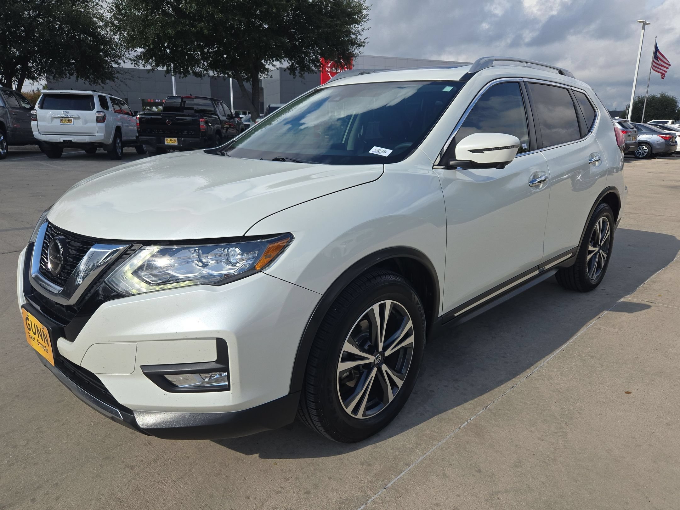 Used 2018 Pearl White Nissan SL image 7