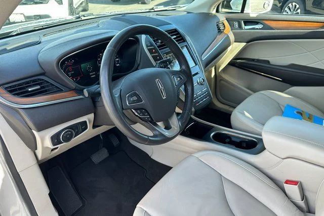 Used 2019 Silver Lincoln Select image 9