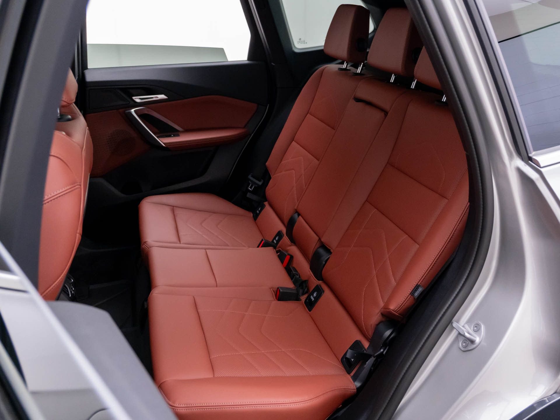 New 2026 Space Silver Metallic BMW xDrive28i image 17