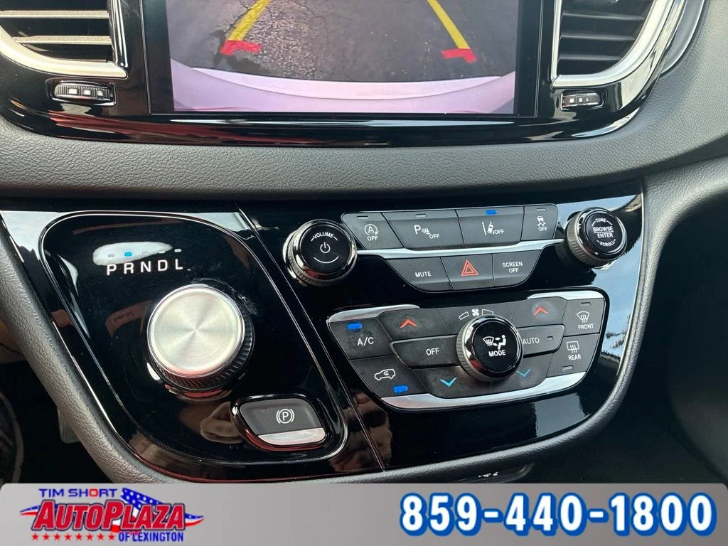 Used 2025 White Chrysler Select image 31