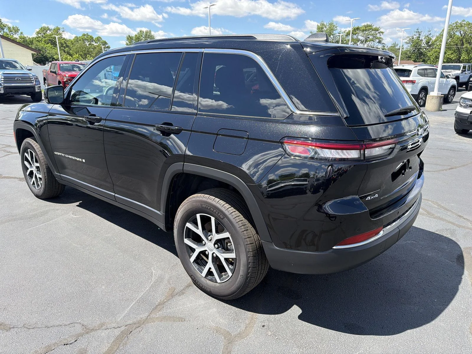 Used 2024 Diamond Black Crystal Pearlcoat Jeep Limited image 12