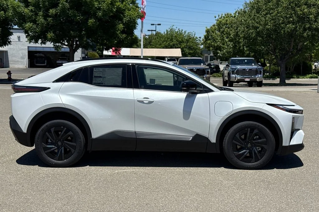 New 2026 Wind Chill Pearl <sup>1</sup> Toyota  SE image 4