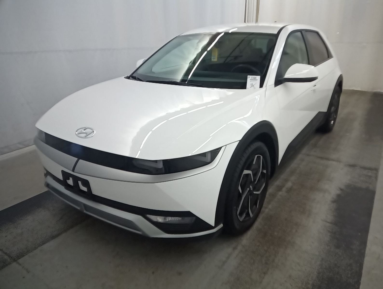 Used 2024 White Hyundai SEL image 1