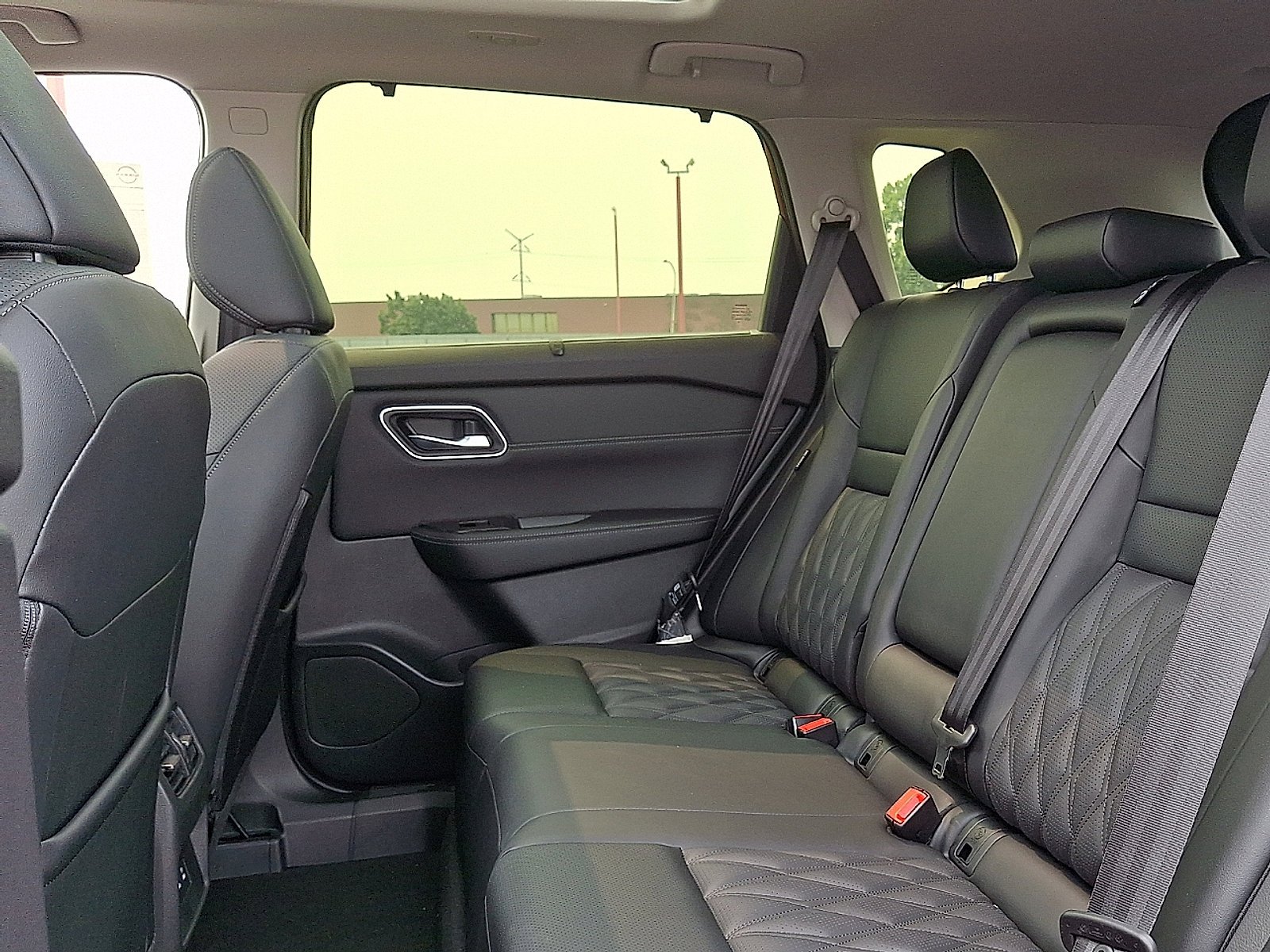 New 2026 Boulder Gray Pearl / Super Black Two-tone Nissan Platinum image 7
