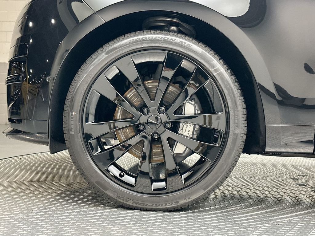 New 2027 Santorini Black Land Rover Dynamic SE image 5